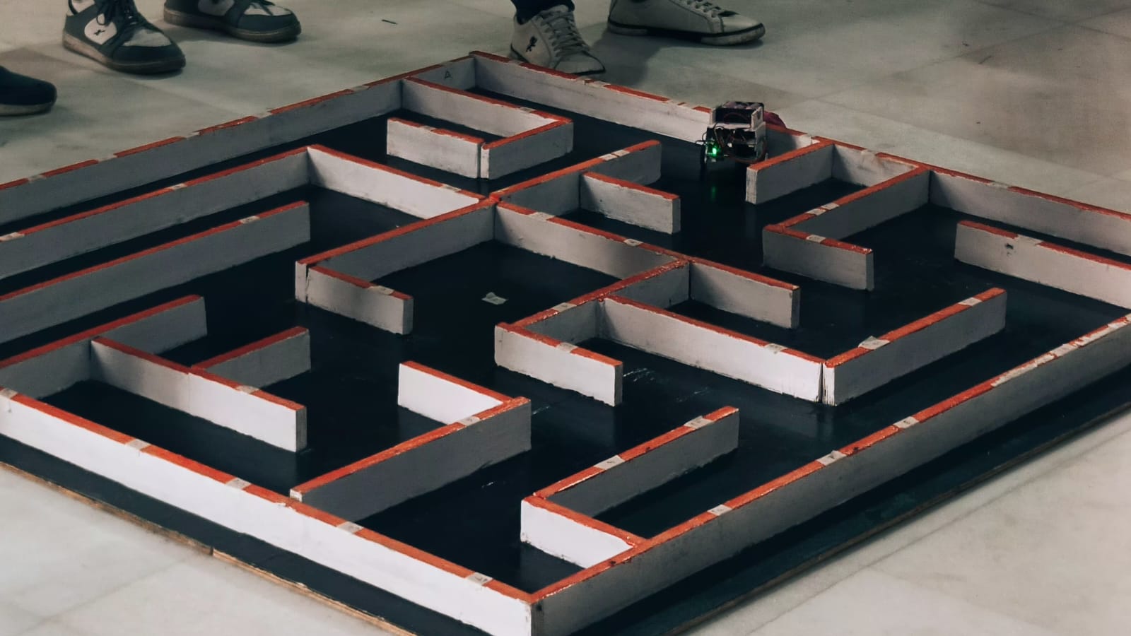 Maze Robot by TEAM SPHINX